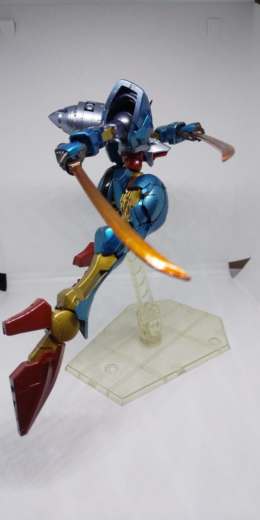 腿裏のスラスター・ベーン、足裏及び踵のスラスターを使用して飛行・浮遊機動を行う。
所謂前掛けが存在しないため、サーベルを展開し、脚部を振り抜いての斬撃が可能。
二振りのヒートサーベルは粒子を纏わせるとこで切断力が倍増。実体剣の延長でもあるので、エクシア同様GNフィールドの突破も可能。
ただ、射撃兵装をバルカン以外持たない上にGNフィールドを張る機構すら無いので射撃特化機体には滅法弱い。