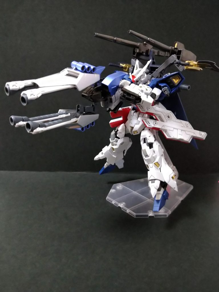 4連大型ビーム砲テンペスタ
通常装備時はスラスターとして機能、ハイパービームザンバーと合体したら大型ビーム砲となる。