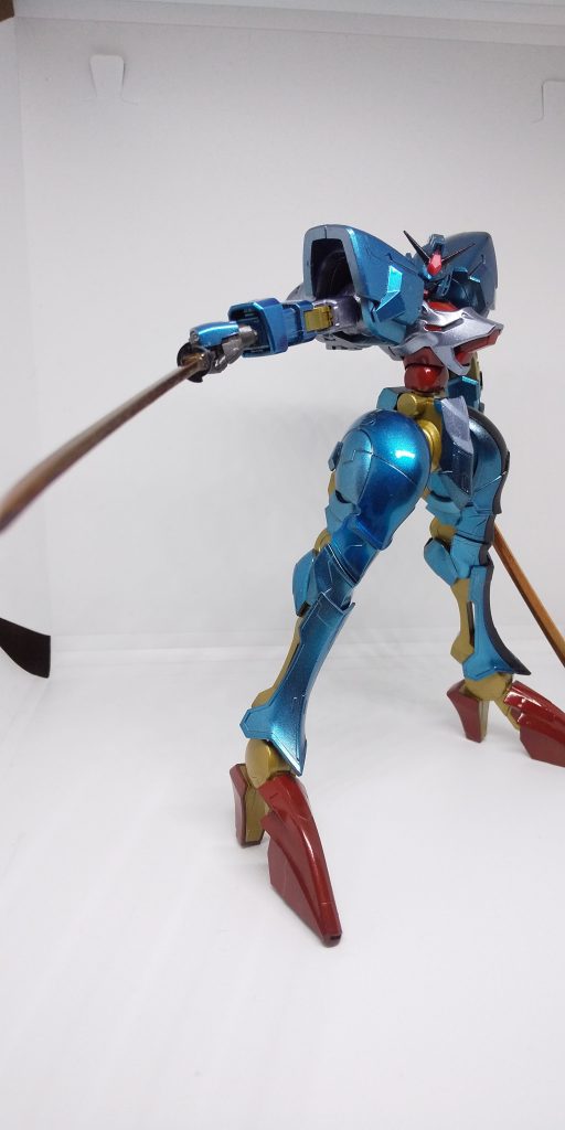 急遽差し替えたパーツにより本来の頭身から大分変わってしまい、スタンドを使っても直立浮遊ポーズが取れないと言う酷い罠が。