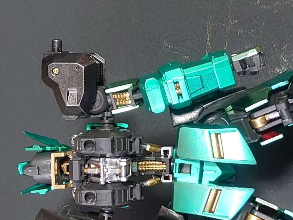 気になる人は気になるノーネイムライフルの接続についてです。
ディフェンスモードついて
マントある棒を背中の穴にマントを差し込むだけです。肩に着けるわけではないので重量も安定しやすいと感じます。また、肩に直接接続してるいるわけではないので可動域も調整しやすいです。
オフェンスモードついて
腰の四角い穴に差し込みます。背中につけるとガンダムフレームの場合、後ろ。引っ張られ反りかえった状態になるのであまりオススメできません。