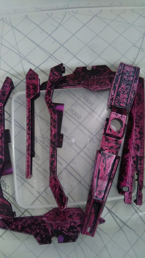 赤紫パーツのラップ塗装。前回のジョニーゲルググより黒の部分が増える用にラップでペタペタを加減。