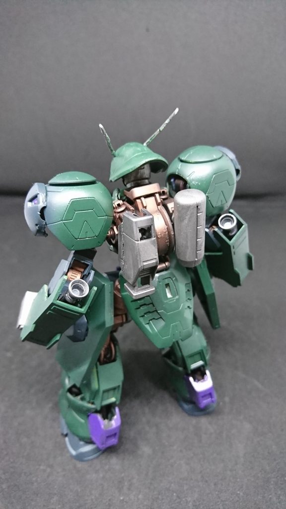 ガンダム・リリスネクストフレームの一機グシオンとフルシティの戦闘データを元に開発された機体他のネクストフレームと違い背が低く重装甲でナノラミネートアーマーの強度が高い遠距離武器を持たず近接戦闘特化であり重量を生かした攻撃で相手をなぎ倒し更には掴んで投げ飛ばすこともできる防御性を犠牲にし出力を高める「エイハブトランスシステム」が搭載されているエイハブトランスシステムリリスに搭載された戦闘強化システムナノラミネートアーマーの出力をすべてリアクターに回し機体性能と反射速度を上昇させスラスター出力も倍にすることができるシステムしかしデメリットでナノラミネートアーマーは機能せずパイロットは攻撃性が増し興奮状態に陥り敵の攻撃を受けても怯まず常に攻撃の手を休めない最悪の場合ロートスも暴走すればパイロットの命は無いに等しいだろう