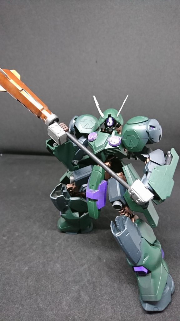 零式ナノラミネートメイスかつて厄祭戦で使用されていたメイスバックパックに搭載されたジェネレータから動力を流し込みナノラミネート反応を発生させる一発の威力はMSを吹き飛ばすほどの威力であるしかしリチャージまで時間がかなり掛かるため止めを指す時しか使わない