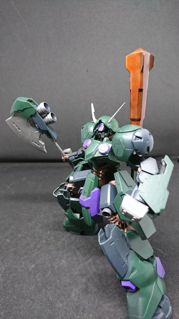 08式ブーストアックス厄祭戦に使用されていた推進機付きの戦斧ブースト展開時に推進力を生かした一撃をくりだし、投擲可能で直撃すれば致命傷を追わせることができる