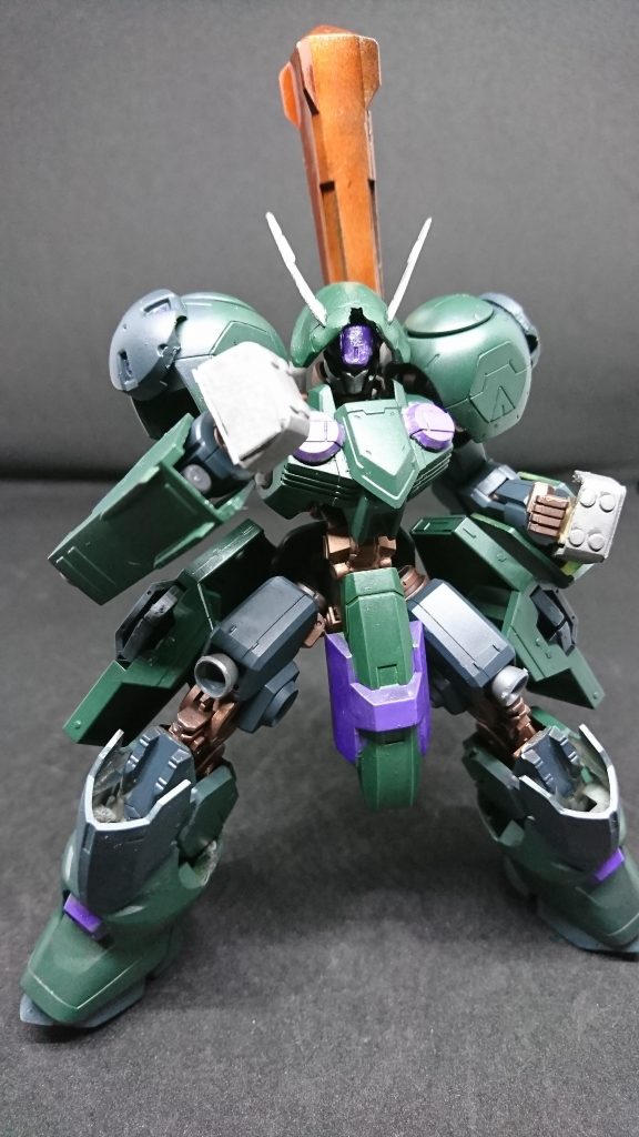 ブラスナックル肉弾戦に特化した手甲リリスの腕部に搭載されたスラスターですばやい攻撃が繰り出せるロートスの戦闘スタイルは拳のみの戦闘がメインであり「エイハブトランスシステム」と組み合わせると近接戦闘では抜群の性能が発揮される