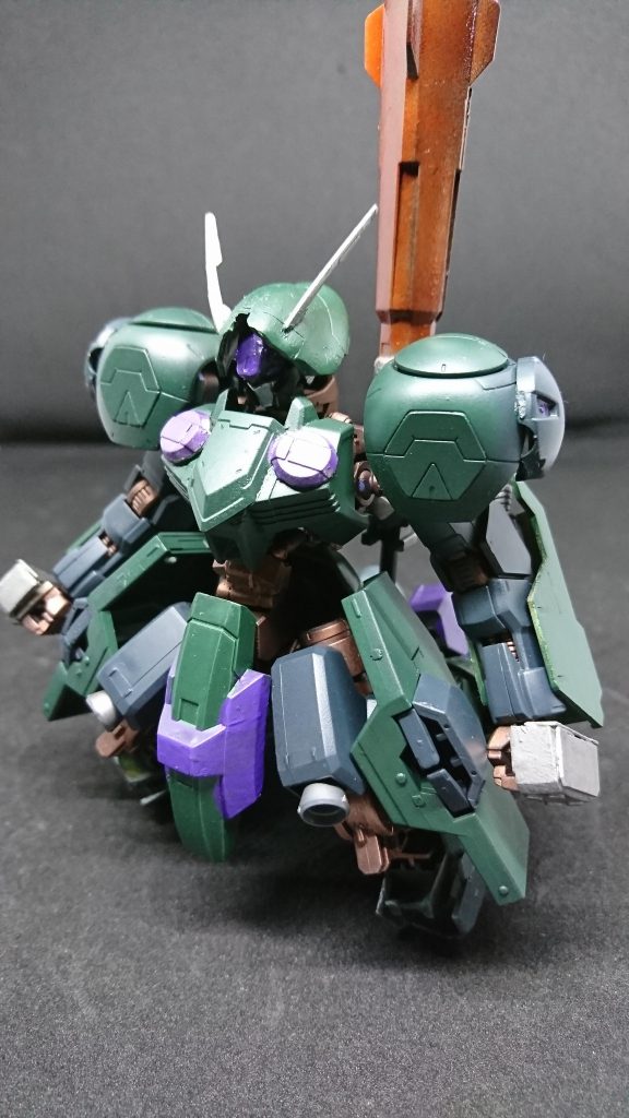 人物/AIマルクリリスを起動するために連れてこられたヒューマンデブリの少年性格は穏やかで容姿は中性的で時に女と間違えられるくらい可憐「スカヴェンジャー」に連れてこられる前は地球圏のゲリラ組織にいて劣悪な環境で戦わされていた「スカヴェンジャー」がゲリラ組織を壊滅させた後マルクに目をつけたアラヤシキ手術は二回の経験があるが望んで手術したわけではなく強制に手術された今後の成長に「スカヴェンジャー」のリーダーが期待しているロートスリリスに搭載されているAI(オカマさん)可愛らしい子供やたくましい男には目がなくコックピットに好みの人物が乗れば一定時間閉じ込めてしまい吟味し会話をする性格は物腰が柔らかく面倒みがいいところがあるが戦闘狂の一面がありパイロットの執着心がつよくパイロットに危害を加えようとすることがあれば真っ先にその相手をつぶしにかかる面がある