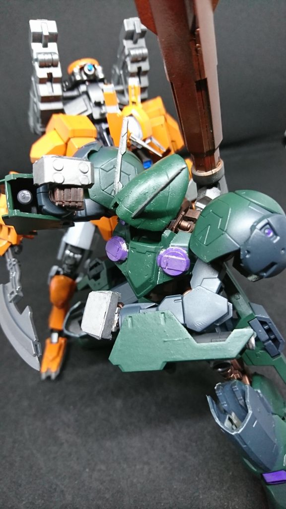 「あらあら久しぶりねぇ……ゼナ元気に してたかしら?」「ロートスこの機体知ってるの?」「えぇ坊や…だって兄弟ですもの」ロートスはマルクにフルーレティと同じフレームの機体だと告げた「この声…ロートスか?相変わらずだな パイロットは自分好みの男か?全く」「いいじゃないの!この子だって 強くて可愛いんだから!アンタの パイロットよりはいいわあんな素人」ゼナに何かスイッチが入ってしまった「今ライセルを侮辱したな?」「ゼナ?落ち着けよ俺は…平気だだから」フルーレティが勝手に動きだしリリスの首をつかんだ「いいか!私はパイロットを 良く思ってるできの悪いヤツでもな… だが一生懸命にやろうとしてるヤツ を馬鹿にすることは許さない!」「ふぅー相変わらず熱くなるところは 健全のようね…アンタらしいわ」「うるさい…」フルーレティはリリスの首を放した「互いに厄介な相棒を持ったな坊主?」ライセルは通信でマルクに話しかけた「うん…でもロートスはいい人だよ やさしくて頼りなってくれる」「そうか…確かにゼナは厳しいヤツだけど 根はやさしく時にたくましく 見えてくるよ…坊主互いに頑張ろうぜ」「うんまた会えたらいいね」その後リリスは撤退したそうだ