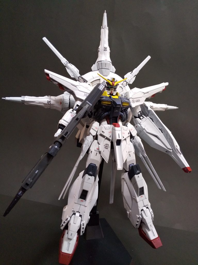 どっからでもかかってこい!的なポーズ。
内部フレームはガイアのスターブライトアイアンとブラック、関節や動力パイプ、スラスターはスターブライトシルバーを下地の色を変えて微妙な色分けをしています。
写真では分かりませんね…