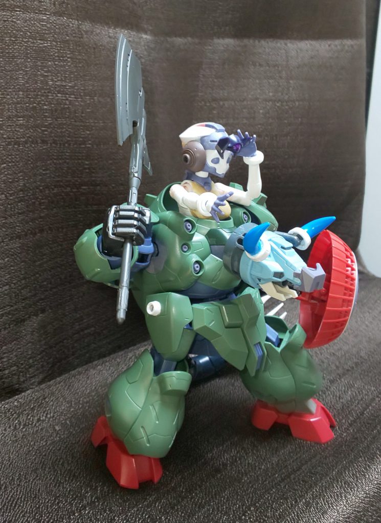 両手はビルダーズパーツ１／１００ＭＳハンド０２、武器はグシオンアックスを使用しています。