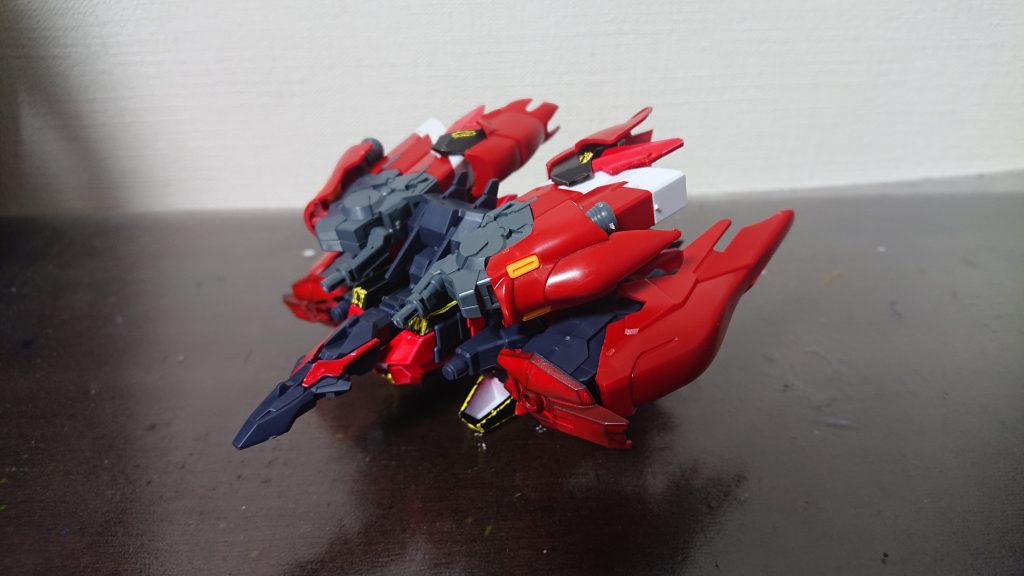 続いてアーマー。色々と試行錯誤した結果、一般的な戦闘機型に落ち着きました。