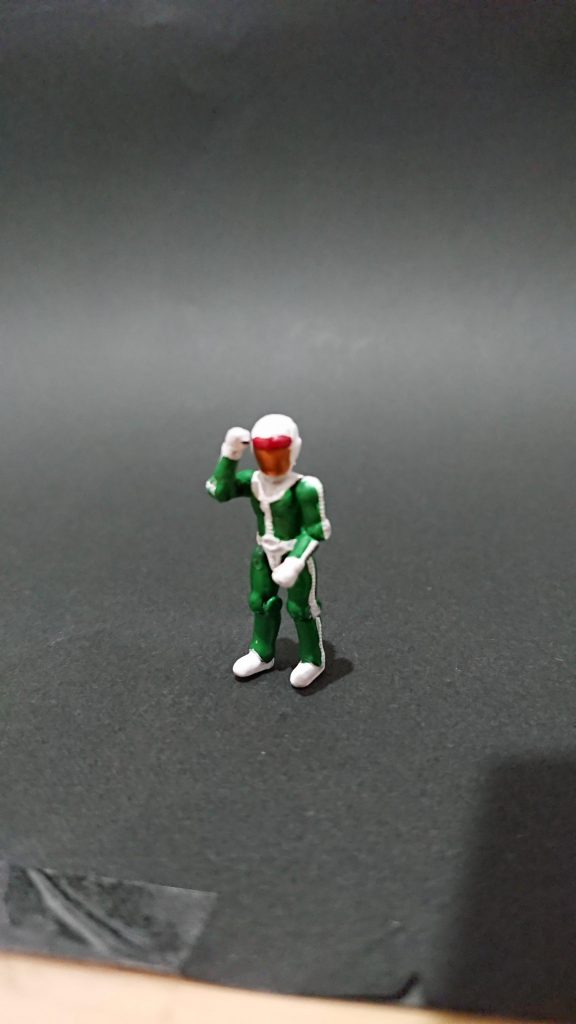 パイロットは、普通のジオン兵士をイメージして配色しています!( ゚Д゚)ゞ
はみ出し部分が多くてまだまだです(涙)