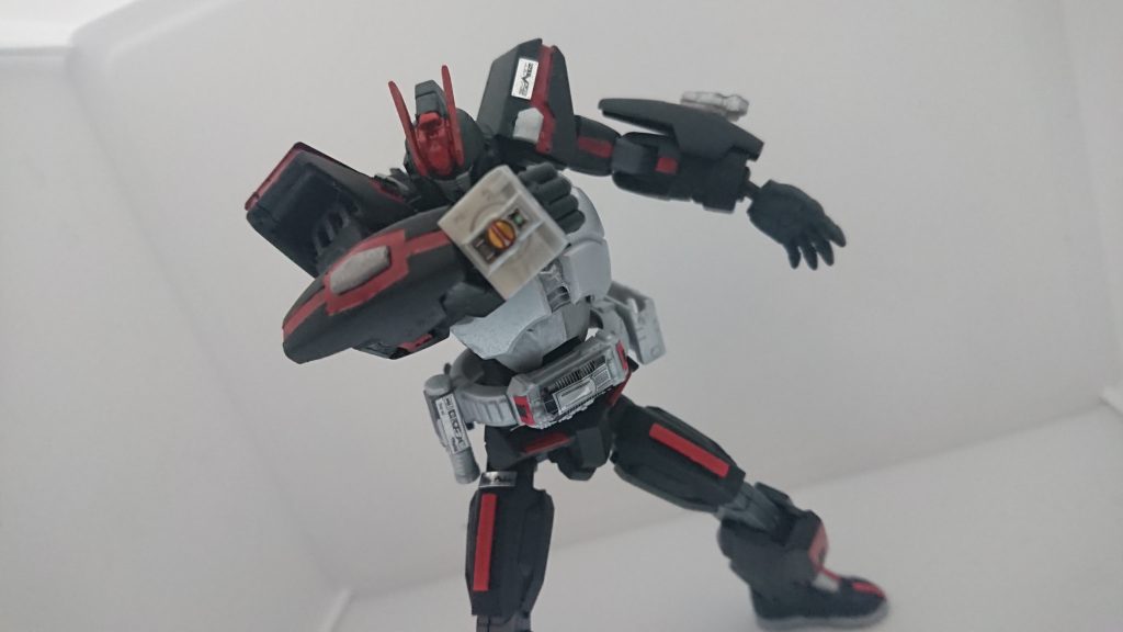 ファイズショットも装備出来る様に、手首の関節を軽く調整してスターゲイザーの腕に合う様に………