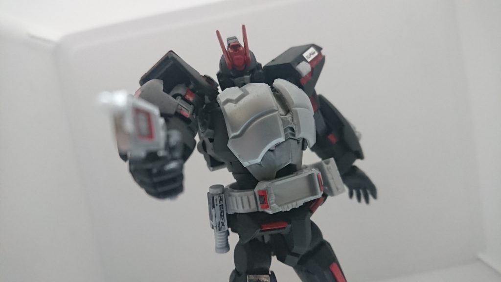 ファイズフォンも撃てる様に手首を調整…この辺は、軽くチャッカマンで溶かして加工しました…