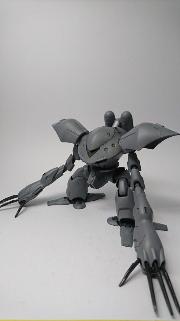 塗装は日本海軍軍艦色、呉工廠グレー
ハイゴッグの特徴であり、最もカッコいいところでもある肩アーマーは、前面投影面積を減らしつつ重量を抑えるという名目で半分にカット。
椀部は、残党感を出すため、整備性及び取り回し向上のためという設定で腕関節を1コマ減らしてみました。