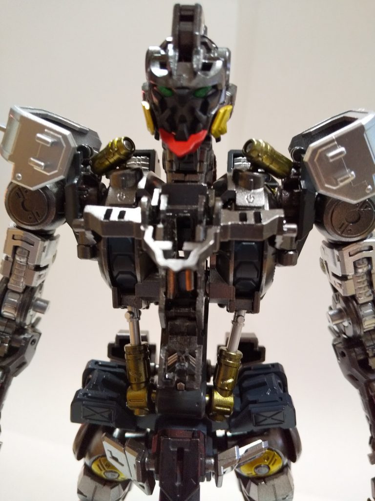 ゴールド部分もコダワリ色です。
スターブライトアイアンにシルバー少々加えた下地にクリアーイエローを重ねてつや消しする事で重厚感を出しました。