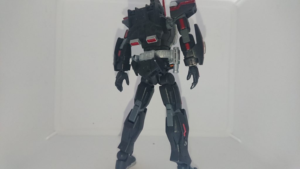 後ろはこんな感じに…適当にファイズに見えるかなーってパーツを組み合わせてました。
足が物足りない感じがありますが可動域>>>>見た目だったので、AGE-1の足に(^^;)