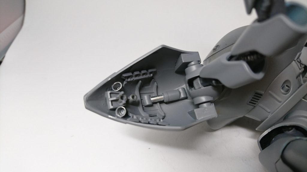 ショルダーアーマー内側も適当なジャンクで情報量アップ。
イメージ優先なので機能的な事とか深く考えてはいけませんw