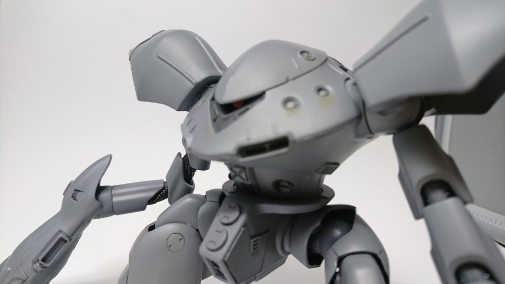 寒ジムのマシンガンで貫かれ戦死したくないのでコックピットは装甲マシマシ。
腹部のマシンキャノンは左側を取っ払った代わりに弾槽を追加し、装弾数もマシマシw
股関部は適当にディテールを追加して情報量マシマシwww