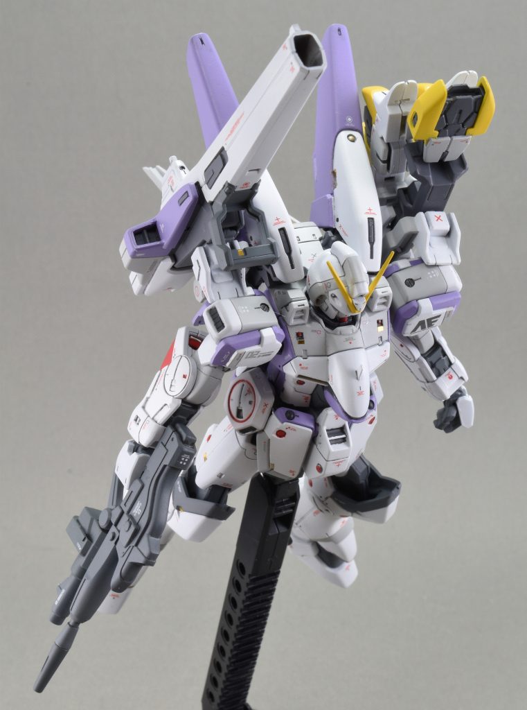 セカンドVといえば､小説の挿絵でおなじみのこのアングル。(ビームライフルは持ってなかったけど)