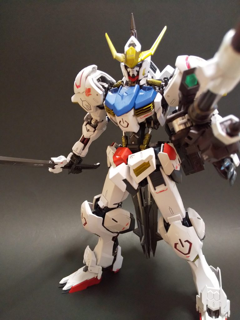 最近のMGはホントに良くできてます。
イジる所が見あたらない。
スジボリ少々とメタルボール埋め込み、LED工作程度です。
塗装で同系色を多数利用し情報量を増やしました。