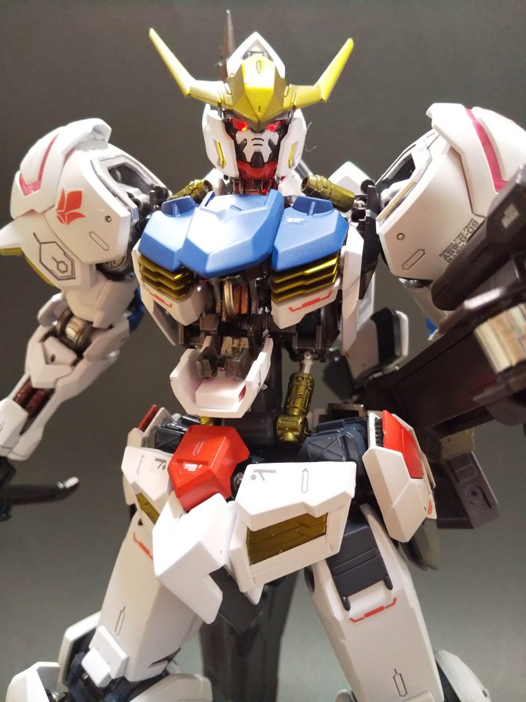 胸部に自作電池ボックス仕込みました。
銅板で挟む形でCR1220を利用します。
コックピット内部とフレームの一部を削り込む必要ありますが、強度と可動域には問題ありません。
極度の細マッチョ系MSなんで電池ボックスの場所に凄く時間を費やしました。
実験ではライト付けっぱなしで3日間持ちました。