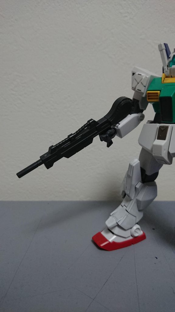 武器は百式のビームライフル