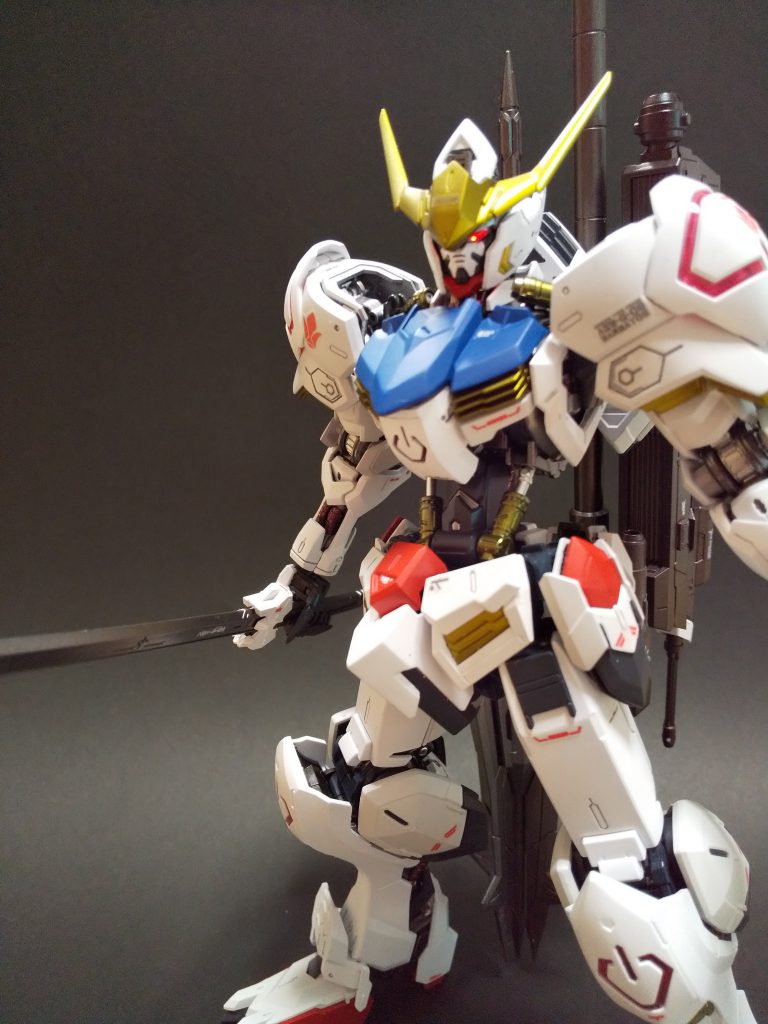 MG バルバトスを全塗装で仕上げました。
泥臭さが似合うMSですが、まだ技術がおいつかないので、ロールアウト設定です。