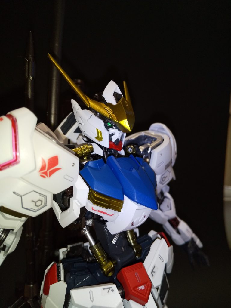 ツインアイはエメラルドグリーンが通常モードで、LEDライト点灯で赤いオーバーモードを表現しました。
ツインアイの製品パーツはグリーンのクリアパーツですが分厚くLEDがキレイに発色しないので、目の部分のみレジンで自作しました。