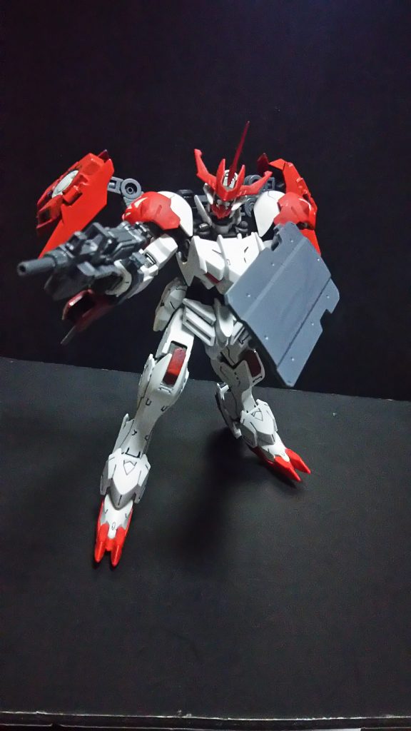 【100㎜サブマシンガン】小型のために威力と比較して取り回しが容易な点が特徴である
【GNバリスティックシールド】Eカーボン製のシールドGN粒子をシールド表面に付着、コーティングすることで、耐ビーム 耐実弾に対して耐久性を高めた
シールドの裏側にハンドガン、ショットガンを装備し情況によって、使い分ける