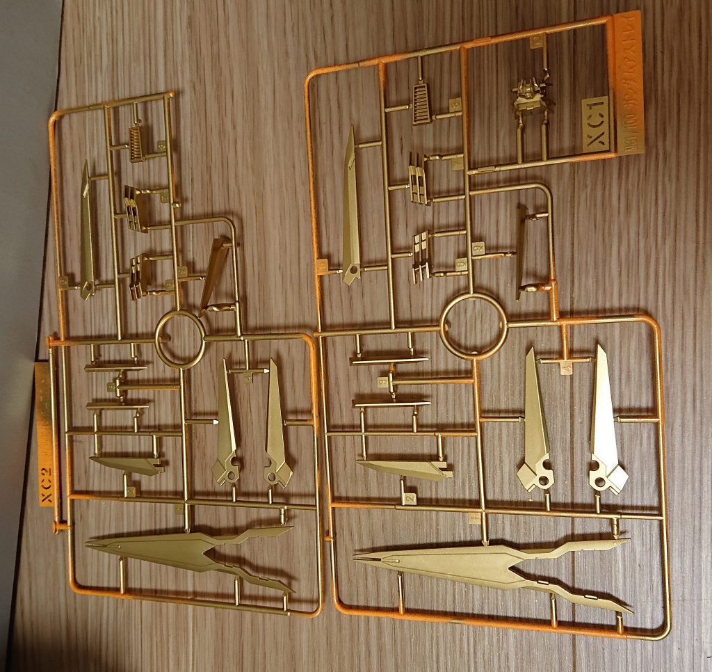 ガンダムマーカーエアブラシで塗装。
吹き具合がなかなか慣れません。