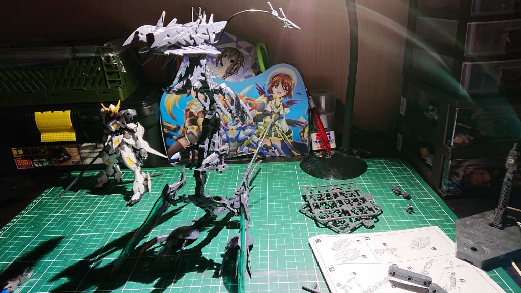 背部合体用ユニット・ドライツォーン
複数の接続ユニットと武装で構成された大型ユニット。
一部武装こそ使用出来ない物の、戦闘力は十二分にある。
その為、バルバトス本体が戦闘不能に陥った際には分離して戦闘の継続、離脱が可能。
カドゥケウスの由来もここから来ている。