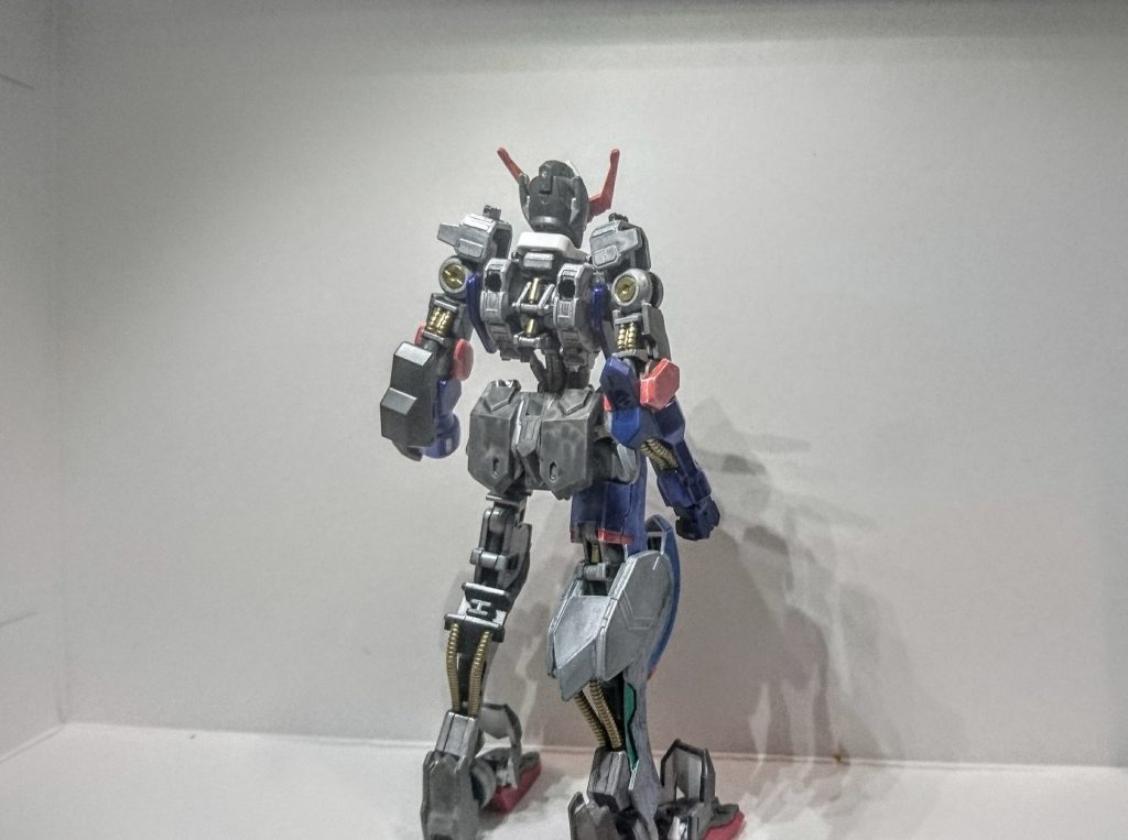 ガンダムマーカー縛りで塗装頑張りました。
背部の機械感が好きなので、バックパックは外してみました。