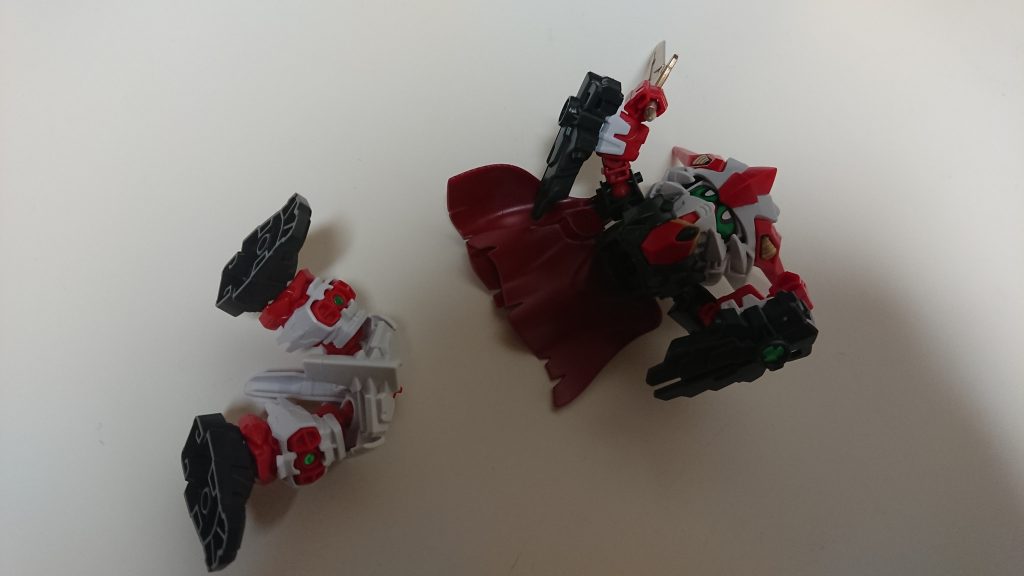 どういう訳か上半身と下半身が分離しやすく、撮影中もポンポン抜け落ちました………