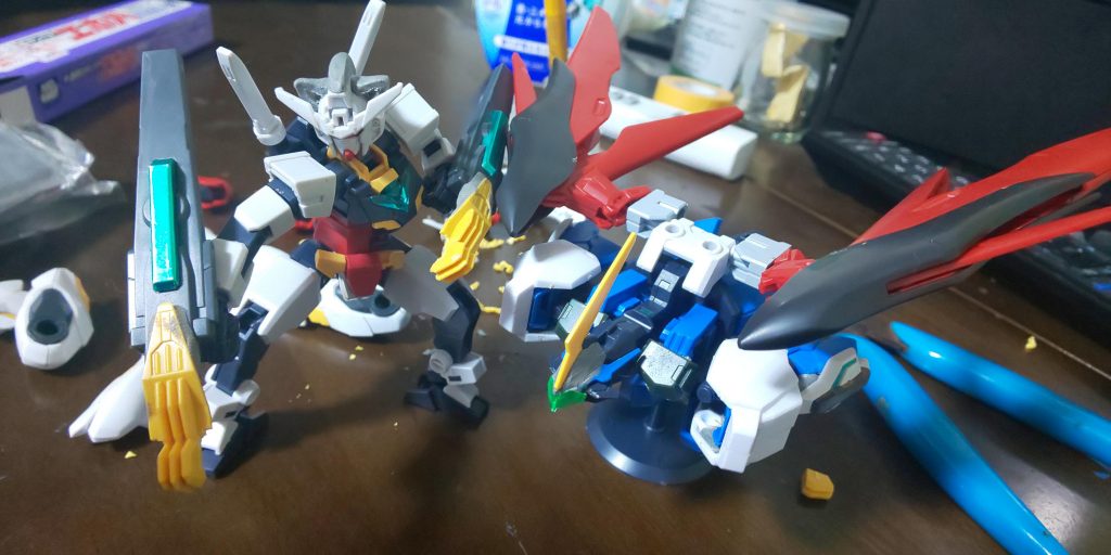 コアガンダムを素体にG-3カラーと組み合わせて色を変え、爪先とクローにはガンダムレギルスの足裏と脹脛のフィンのパーツを加工して使用しています。