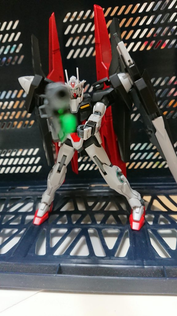 ・GNソードⅡブラスター
右肩にマウントしている装備。
ソードとついているがほぼビームライフルであり、カグヤがよく使う武装でもある。
・GNバスターソードⅡ
左肩にマウントしている装備。
強大な破壊力を生む実体剣だが、カグヤには扱いきれず、もっぱらシールド代わりに使用されている。
・GNミサイル
GNコンデンサーに内蔵したミサイル。
その形状とカグヤの胸から「牛乳瓶」と呼ばれる事もある。