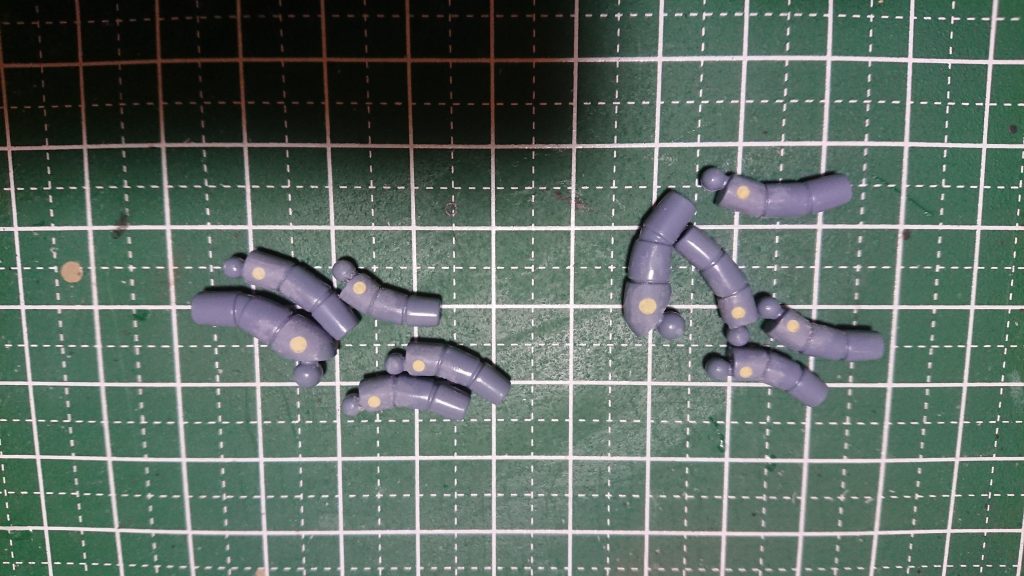 指の穴はポリパテで埋めました。