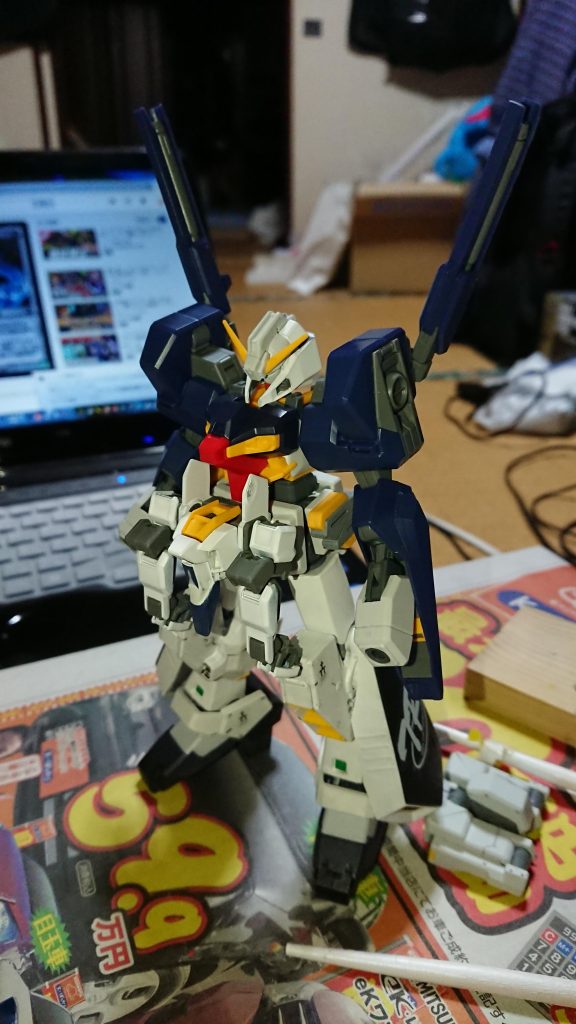 ウーンドウォートの胴体に当たる部分はすべてパテで固定しました。腕と胴体の隙間が気になったので、サブアームは接続を変更し、肩のロール可動のみにしています。
ハイゼンスレイⅡに同梱されていたパーツだけでサブアームユニットが組めたことに感動しました。バンダイの粋な計らいでしょうか。ならハイゼンスレイ出してほしいです。