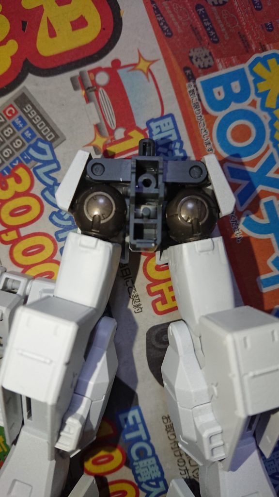 改造箇所は主に股関節、腕、サブアームユニットです。
今回も股関節を改良することで足を延長しました。HGνの肩関節を使い3軸構造にしています。