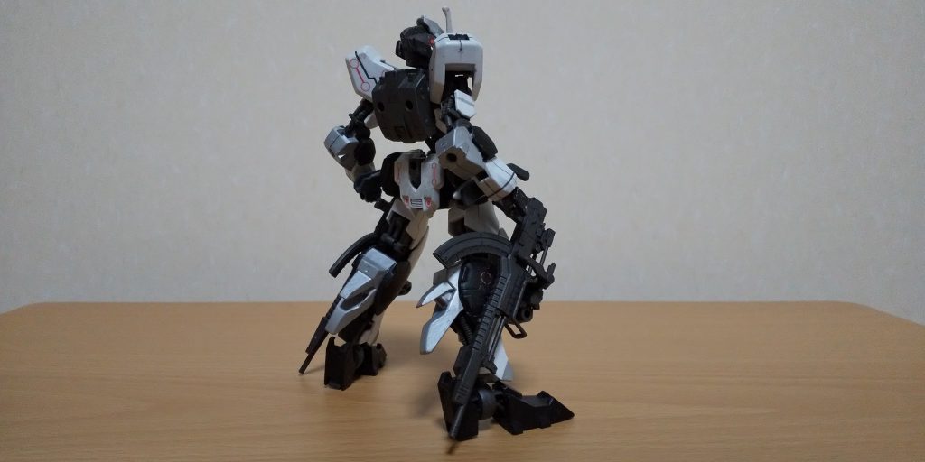 本機は基本的にこの形態で運用されている。
装備内容も、サブマシンガン×2、バトルナイフ×2と、とてもシンプルなモノになっている。