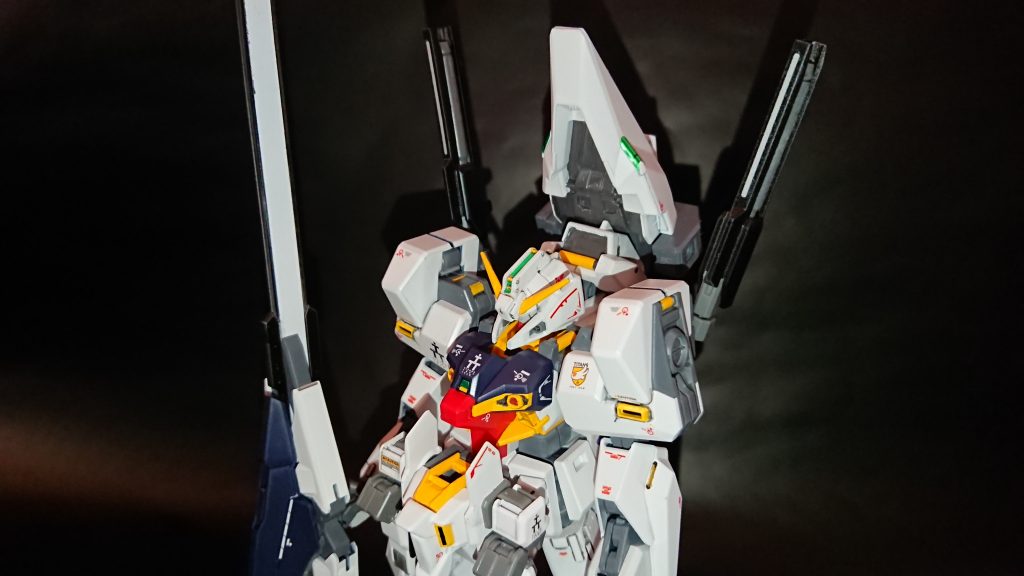 デカールはヘイズル系統のものと、RGレッドフレームのものを使いました。
ここまでご覧頂きありがとうございました。
相変わらず写真が下手くそで申し訳ございません…。
そのうちラー形態にも挑戦すると思いますので、今後ともよろしくお願いします。