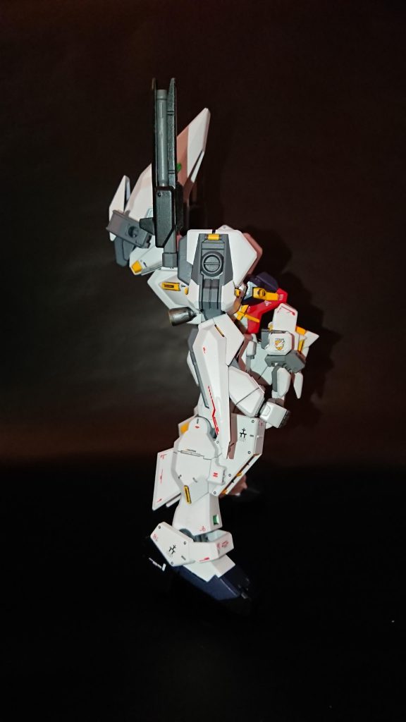 ハイゼンスレイⅡのヘルメットを被ることで、顔の雰囲気がヘイズルよりスッキリした印象になりました。迫力のある腕はヘイズルが独自の進化を遂げた証のように感じます。