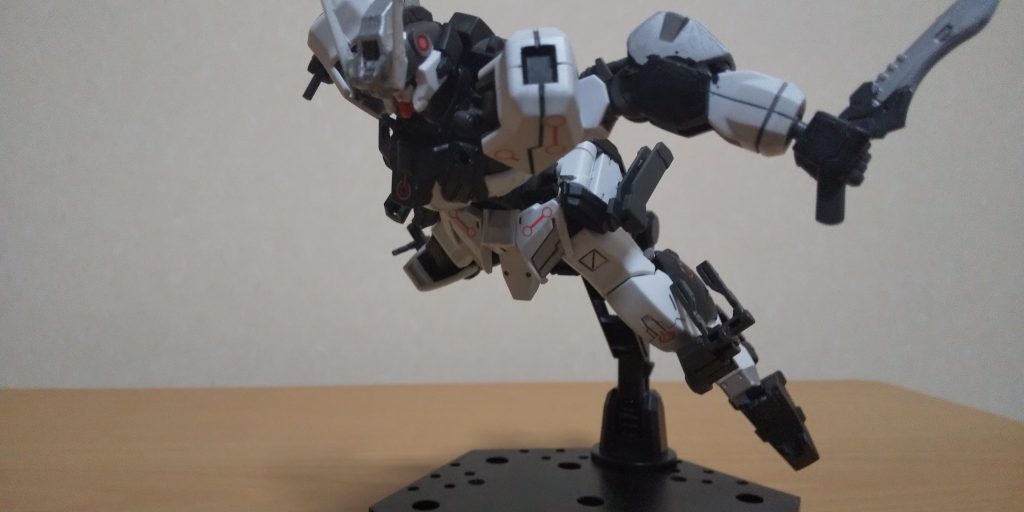 実はナイフ系にもそれが言えてしまう。
ビームサーベルと比べれば確かにリーチは圧倒的に短い。しかし、ビームコーティングとかすれば、エネルギーを気にせずビームをばっさばっさ切れる。
最初はアーマーシュナイダー辺りからがオススメ。(タクト曰く)