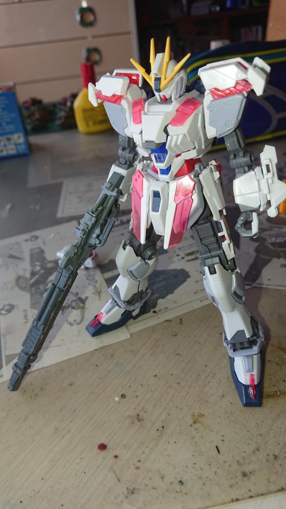 最初の工程です。A装備のナラティブをサイコフレームを貼っていったところで見ての通り完成してからとサイコフレームの位置が違います。