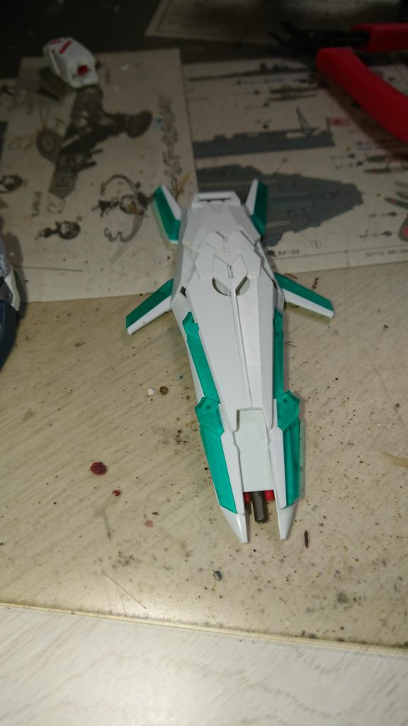 シールドです。νガンダムのシールドにユニコーンのシールドを上から貼りさらにサイコフレームを増し増しで。