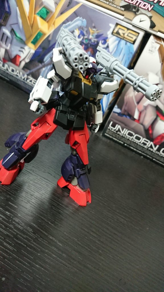 [大型ガトリング]
元々装備されていたガトリング、実弾とビームと必要に応じて使い分けられる。
施設を破壊するにあたっては実弾を使用したと思われるが残りの弾数は不明。
対複数の戦闘を予測した機体でマイクロミサイル等の隠し武器もある程だ。