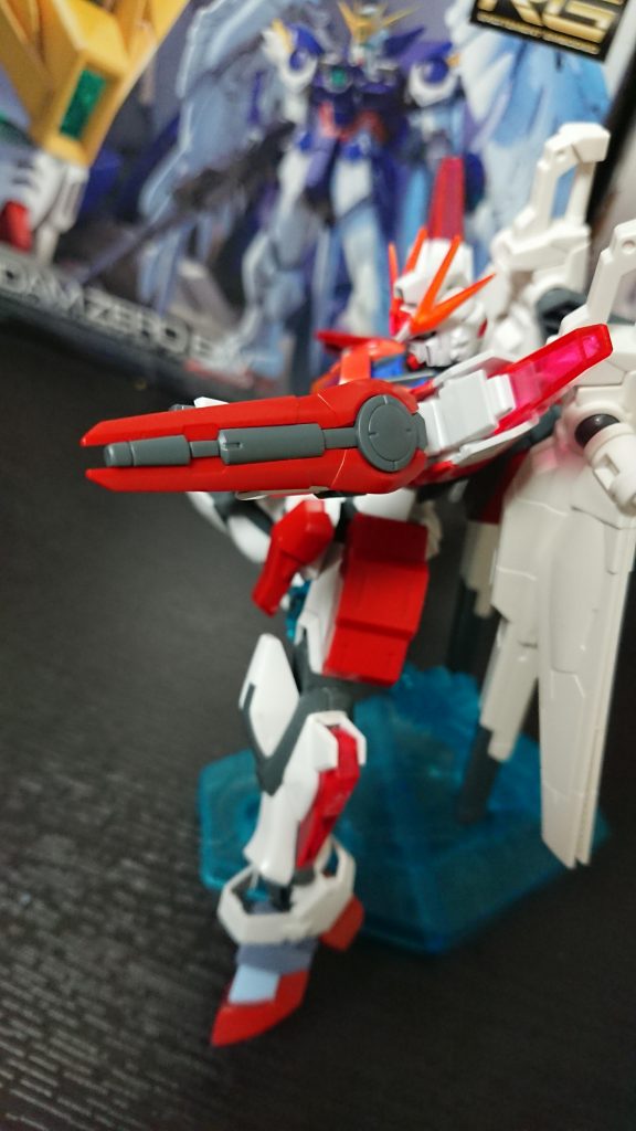 [両碗部ビームライフル]
クリスティナが設計したアマテラスの標準装備、ディープトゥルーの時とは違い小型化されている為威力は落ちるがその分連射が可能になっている。設定を変えることによりビームサーベルを出す事も可能なのだかそれをすると後々面倒になるので余程のことが無い限り使用は控えている。