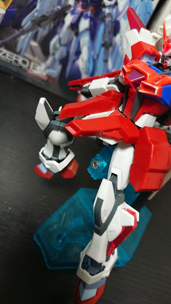 [シグマシスキャノン]
追加装甲に装備されている、基本使わないのだが相手が接近し油断しているところに使う、言わば隠し武器のようなものだ。威力は通常のビームライフルの約2倍でMS1機なら破壊可能、しかし1度きりである為要注意。