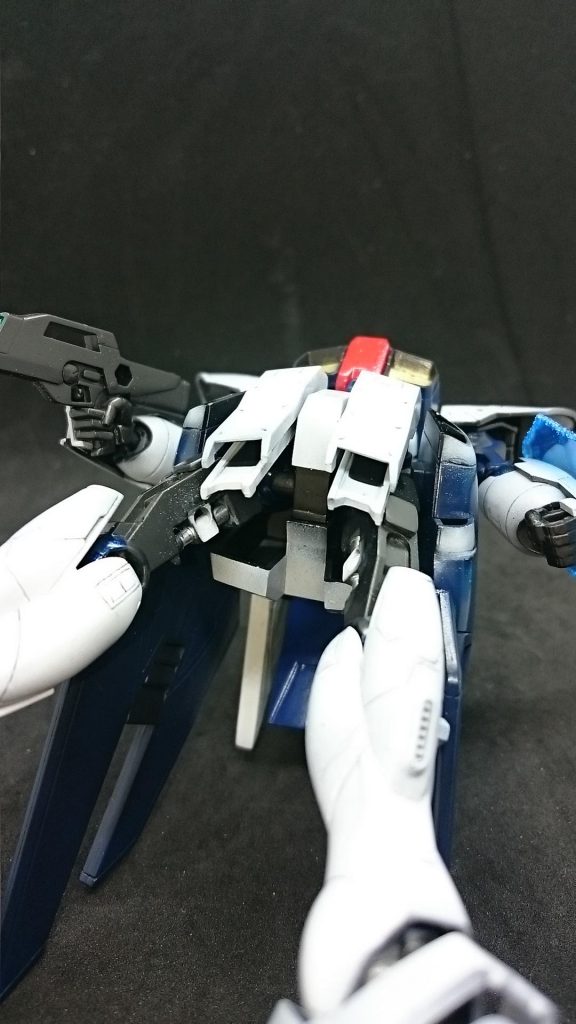 設定画を参考に各部を塗り分け
G-SAVIOR自身少ない資料の中
フロントスカートの内側の資料はかなり貴重