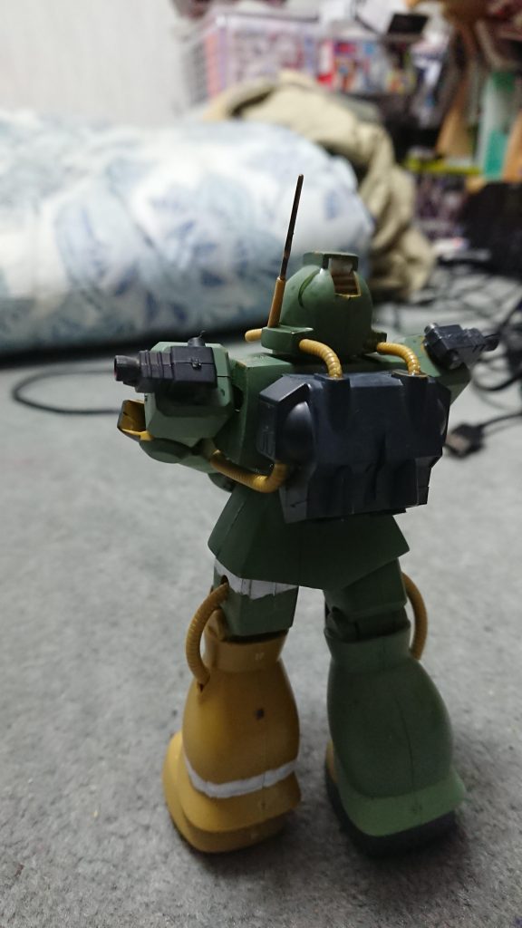 脚部のカラーリングは左右非対称。黄色い部分は成型色のままです。