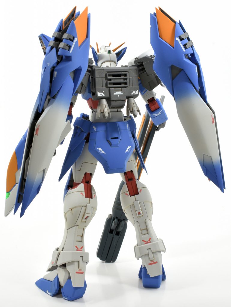 羽のグラデーションはバラツキが出ないよう慎重に塗装しました。